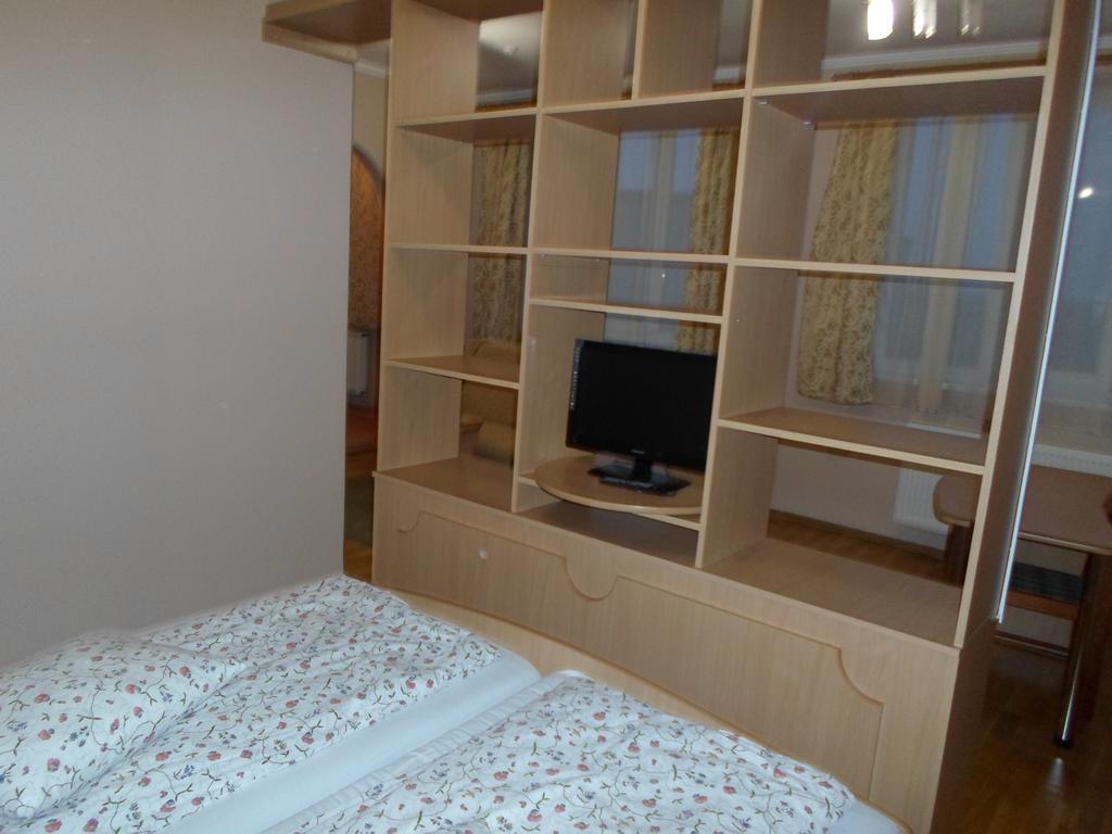 Piroshka Hotel แบรฮอฟ ภายนอก รูปภาพ