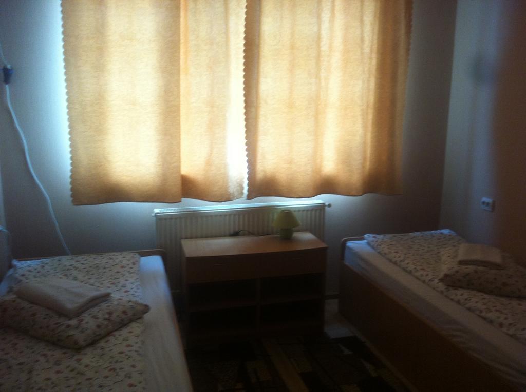 Piroshka Hotel แบรฮอฟ ภายนอก รูปภาพ